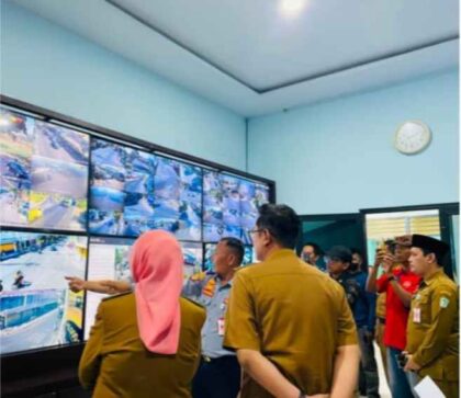 FOTO : Suasana pemantauan langsung oleh Bupati dan Wakil Bupati Lumajang di CCROOM / Ruang ATCS (Area Traffic Control System) Dinas Perhubungan Kabupaten Lumajang