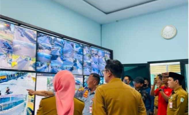FOTO : Suasana pemantauan langsung oleh Bupati dan Wakil Bupati Lumajang di CCROOM / Ruang ATCS (Area Traffic Control System) Dinas Perhubungan Kabupaten Lumajang