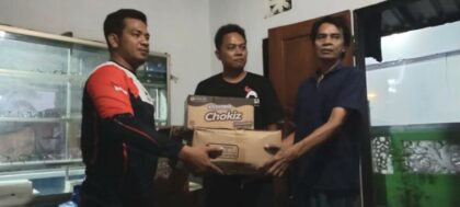 FOTO : Penyerahan bantuan logistik oleh kader DPC dan Ketua Koordinator DPP PSI.