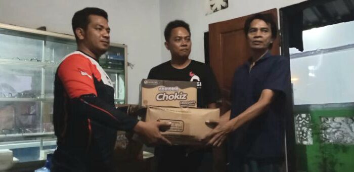 FOTO : Penyerahan bantuan logistik oleh kader DPC dan Ketua Koordinator DPP PSI.