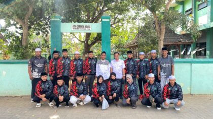 FOTO : Para atlet Pagar Nusa Sumenep berfoto bersama sebelum bertolak menuju Kejurwil X Pagar Nusa Jatim di Banyuwangi.
