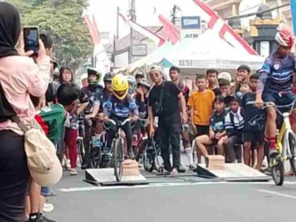 FOTO : Semarak Ajang Balap Sepeda berpusat di depan Kantor Bupati Lumajang, Lahirkan Bibit Atlet Muda Berbakat.