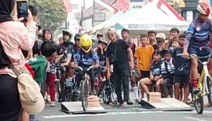 FOTO : Semarak Ajang Balap Sepeda berpusat di depan Kantor Bupati Lumajang, Lahirkan Bibit Atlet Muda Berbakat.