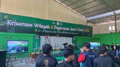 FOTO : Sejumlah atlet dan ofisial memadati area arena dalam Kejurwil X Pagar Nusa Jawa Timur 2026 yang berlangsung di GOR RH. Moh. Ibnu Banyuwangi.
