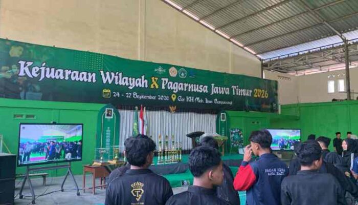 FOTO : Sejumlah atlet dan ofisial memadati area arena dalam Kejurwil X Pagar Nusa Jawa Timur 2026 yang berlangsung di GOR RH. Moh. Ibnu Banyuwangi.