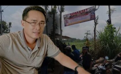 FOTO : Arsyad Subekti (kiri) bersama aksi ratusan petani penggarap tebu saat memasang banner tuntutan agraria di akses masuk perkebunan tebu PT. Kali Jeruk Baru, Lumajang.