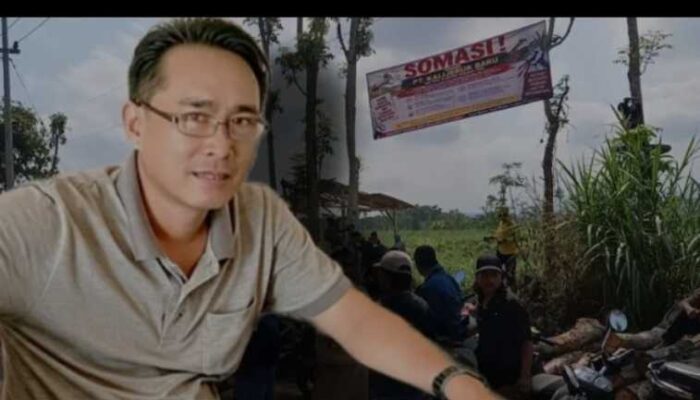 FOTO : Arsyad Subekti (kiri) bersama aksi ratusan petani penggarap tebu saat memasang banner tuntutan agraria di akses masuk perkebunan tebu PT. Kali Jeruk Baru, Lumajang.