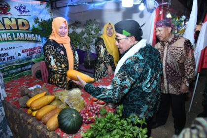 FOTO : Wakil Bupati Sumenep KH Imam Hasyim saat meninjau stan produk pertanian dan UMKM dalam rangkaian Festival Tani Ganding 2026 di Kecamatan Ganding.