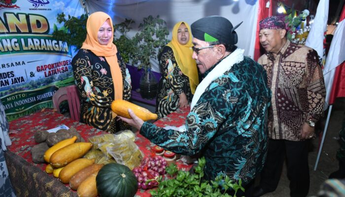 FOTO : Wakil Bupati Sumenep KH Imam Hasyim saat meninjau stan produk pertanian dan UMKM dalam rangkaian Festival Tani Ganding 2026 di Kecamatan Ganding.