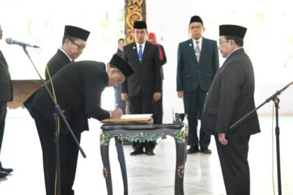 FOTO : Wakil Bupati Sumenep Imam Hasyim saat menyaksikan proses penandatanganan berita acara pelantikan dan pengambilan sumpah janji pejabat administrator dan pengawas di Pendopo Agung Keraton Sumenep.