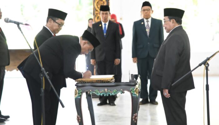 FOTO : Wakil Bupati Sumenep Imam Hasyim saat menyaksikan proses penandatanganan berita acara pelantikan dan pengambilan sumpah janji pejabat administrator dan pengawas di Pendopo Agung Keraton Sumenep.