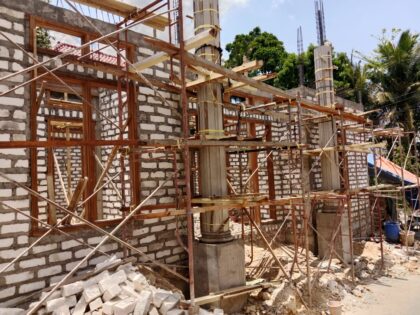 FOTO: Rumah H. Halik Anggota BPD Payudan Daleman yang diduga memakan badan jalan desa.