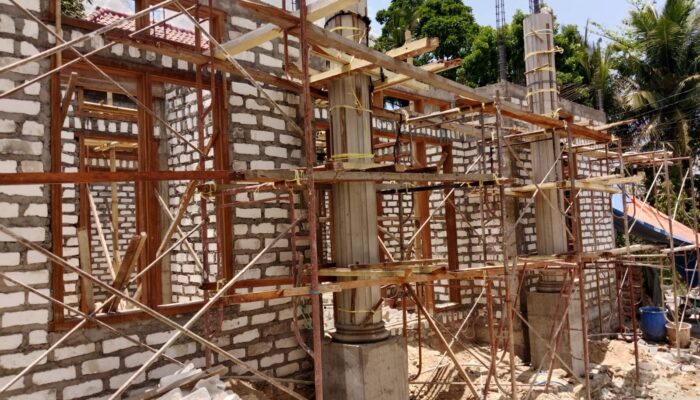 FOTO: Rumah H. Halik Anggota BPD Payudan Daleman yang diduga memakan badan jalan desa.