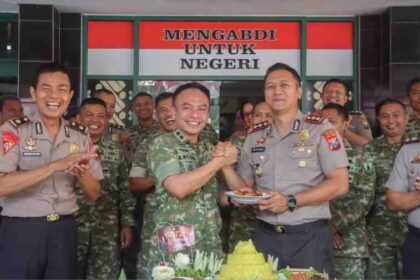 FOTO : Kapolres Lumajang bersama Sejumlah Pejabat Utama berikan kejutan berupa kue dan tumpeng syukuran dalam rangka memperingati Hari Ulang Tahun (HUT) ke-81 TNI di Makodim 0821/Lumajang.
