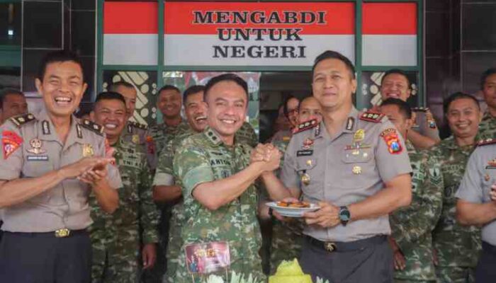 FOTO : Kapolres Lumajang bersama Sejumlah Pejabat Utama berikan kejutan berupa kue dan tumpeng syukuran dalam rangka memperingati Hari Ulang Tahun (HUT) ke-81 TNI di Makodim 0821/Lumajang.