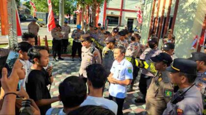 FOTO : Jaringan Strategi Pemuda (JASTRA) saat menggelar aksi demonstrasi di depan Kantor Inspektorat Daerah Kabupaten Sumenep.