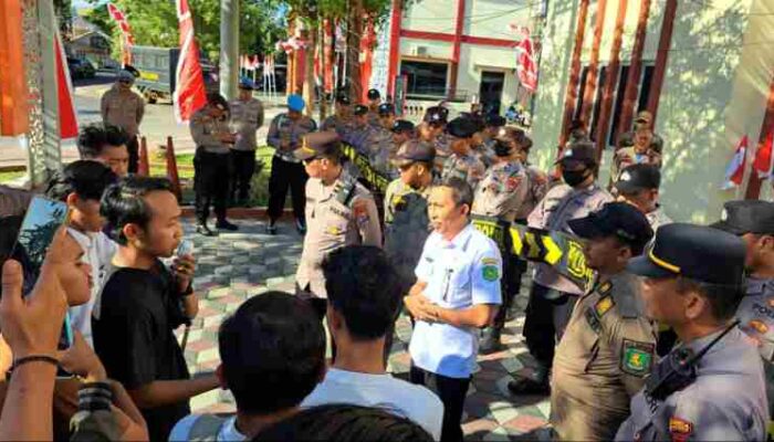 FOTO : Jaringan Strategi Pemuda (JASTRA) saat menggelar aksi demonstrasi di depan Kantor Inspektorat Daerah Kabupaten Sumenep.