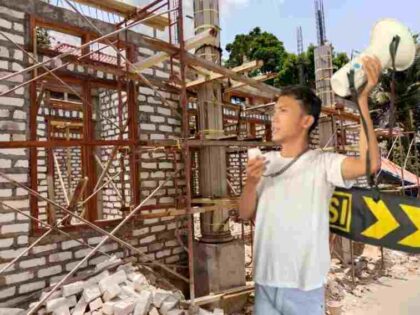 KOLASE FOTO: Aktivis JASTRA Sumenep, Hasyim Khanafi dan Rumah milik H. Halik yang diduga mematok jalan desa