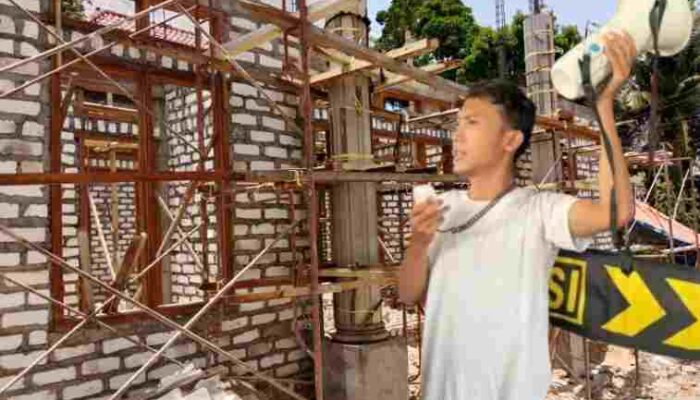 KOLASE FOTO: Aktivis JASTRA Sumenep, Hasyim Khanafi dan Rumah milik H. Halik yang diduga mematok jalan desa