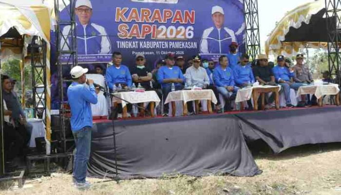 FOTO : Terlihat deretan kursi yang diisi oleh sejumlah tamu undangan penting dan tokoh masyarakat.