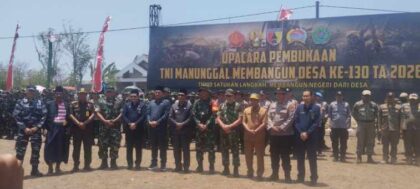 FOTO : Personel gabungan pada kegiatan TMMD ke-130 lakukan sesi foto bersama seusai kegiatan.