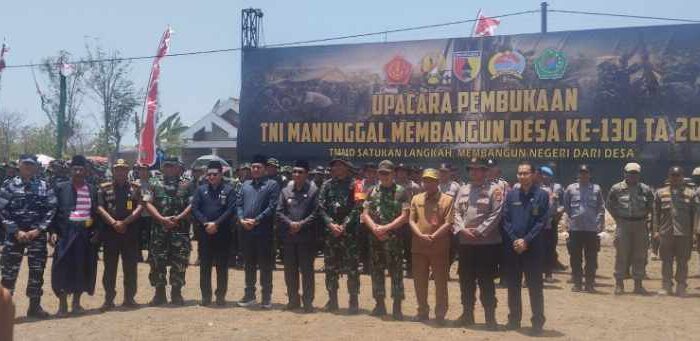 FOTO : Personel gabungan pada kegiatan TMMD ke-130 lakukan sesi foto bersama seusai kegiatan.