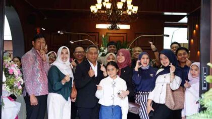 FOTO : Pembukaan Djavaloka Bistro yang dihadiri pemilik PT. Empat Sekawan Mulia (ESM), H. Suhaydi bersama keluarga serta sejumlah tamu undangan.