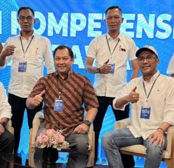 FOTO: Foto bareng penguji Dewan Pers usai dinyatakan kompeten dalam UKW Muda, Faldy Aditya, pose duduk (kanan), Samsul Hadi (kanan) dan Mulyadi (kiri).