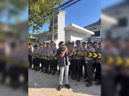 FOTO: Orator saat menyampaikan orasinya dalam aksi demonstrasi di depan gedung Kejaksaan Negeri Sumenep.