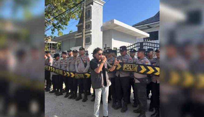 FOTO: Orator saat menyampaikan orasinya dalam aksi demonstrasi di depan gedung Kejaksaan Negeri Sumenep.