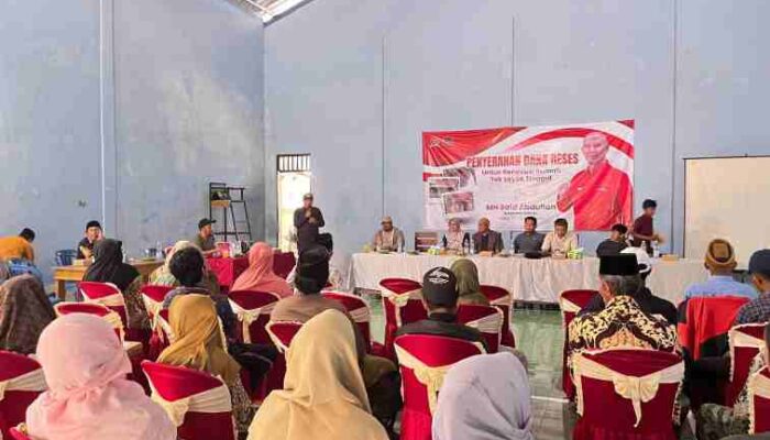 FOTO: Kegiatan penerimaan penyaluran dana reses untuk renovasi rumah tidak layak tinggal di Kecamatan/Pulau Raas.