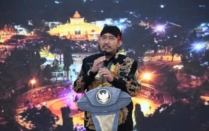 FOTO : Bupati Sumenep saat berikan sambutan pada kegiatan peringatan hari santri.