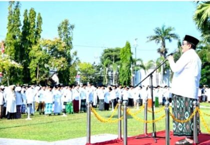FOTO : Wakil Bupati Sumenep saat memimpin apel HSN di halaman Kantor Bupati Sumenep.