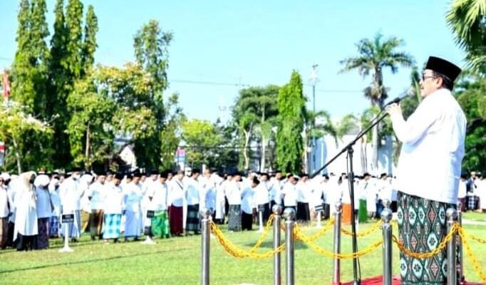 FOTO : Wakil Bupati Sumenep saat memimpin apel HSN di halaman Kantor Bupati Sumenep.