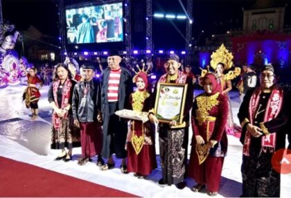 FOTO : Bupati Sumenep Achmad Fauzi Wongsojudo didampingi Wabup KH.Imam Hasyim saat Prosesi Arya Wiraraja dan Festival Tong-tong dalam kegiatan Kharisma Event Nusantara.