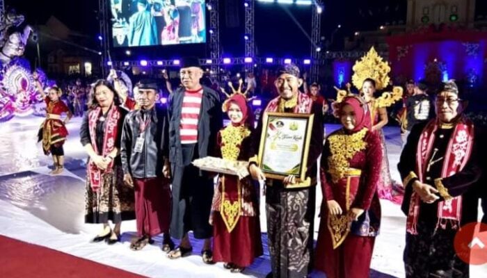FOTO : Bupati Sumenep Achmad Fauzi Wongsojudo didampingi Wabup KH.Imam Hasyim saat Prosesi Arya Wiraraja dan Festival Tong-tong dalam kegiatan Kharisma Event Nusantara.