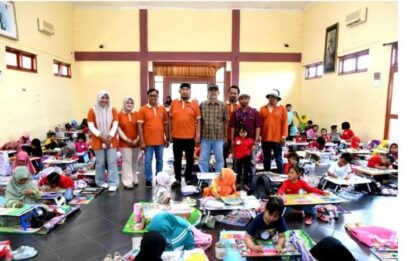 FOTO : Bupati Sumenep Achmad Fauzi Wongsojudo bersama Panitia dan Peserta Lomba Mewarnai.