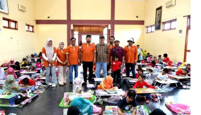 FOTO : Bupati Sumenep Achmad Fauzi Wongsojudo bersama Panitia dan Peserta Lomba Mewarnai.
