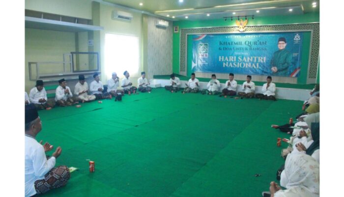 FOTO: Pengurus DPC PKB Sumenep bersama Badan Otonom dan Lembaga Partai mengikuti doa bersama dalam kegiatan Khatmil Quran.