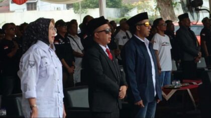 FOTO: Ketua DPC Ormas Sakera Lumajang, H. Nur Samsi dan Bupati Lumajang Ir. Hj. Indah Amperawati, M.Si.