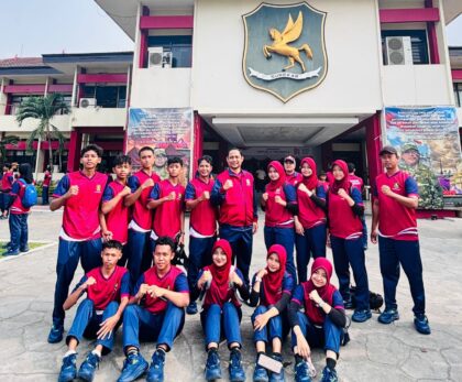 FOTO: Atlet dan official kontingen Kabupaten Sumenep berfoto bersama di depan Kantor Pemerintah Kabupaten Sumenep sebelum mengikuti ajang Pekan Olahraga Daerah (Porda).