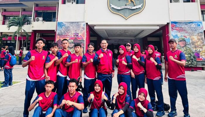 FOTO: Atlet dan official kontingen Kabupaten Sumenep berfoto bersama di depan Kantor Pemerintah Kabupaten Sumenep sebelum mengikuti ajang Pekan Olahraga Daerah (Porda).
