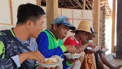 FOTO: Momen akrab Babinsa Desa Jarin Serda Syarif bersama para pekerja makan bersama saat istirahat.