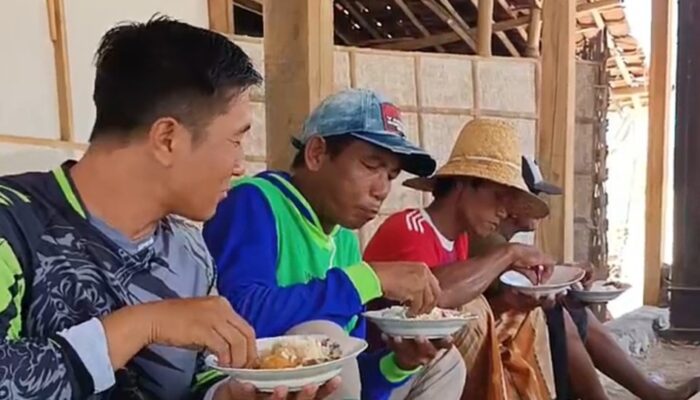 FOTO: Momen akrab Babinsa Desa Jarin Serda Syarif bersama para pekerja makan bersama saat istirahat.