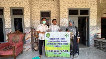 FOTO: Petugas Kesling Puskesmas Gapura saat lakukan SKAMRT di salah satu rumah warga.