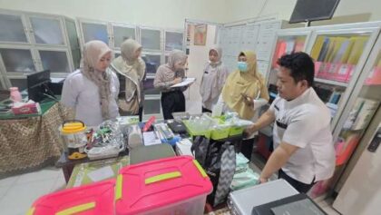 FOTO: Petugas Puskesmas Manding saat melaksanakan program Pusaka Lingga Sakti di Desa Kasengan, sebagai upaya mendekatkan layanan kesehatan kepada petani.