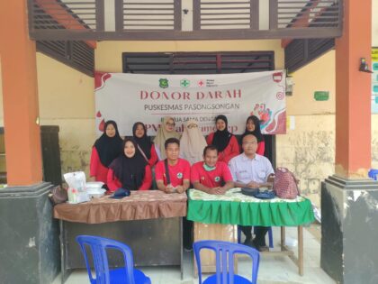 FOTO: Tim Puskesmas Pasongsongan bersama PMI Kabupaten Sumenep dalam kegiatan donor darah di Puskesmas Pasongsongan.