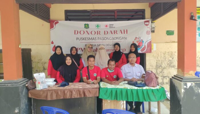 FOTO: Tim Puskesmas Pasongsongan bersama PMI Kabupaten Sumenep dalam kegiatan donor darah di Puskesmas Pasongsongan.