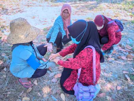 FOTO: Petugas kesehatan Puskesmas Manding melakukan pemeriksaan kesehatan kepada petani di area persawahan Desa Kasengan melalui program Pusaka Lingga Sakti.