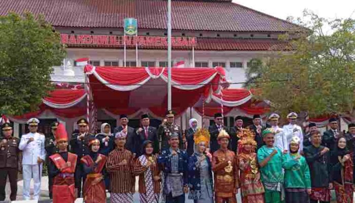 FOTO: Gubernur Jawa Timur Khofifah Indar Parawansa dan jajaran Forkopimda dalam Upacara Peringatan Hari Sumpah Pemuda ke-98 Tingkat Provinsi Jawa Timur di Pamekasan.